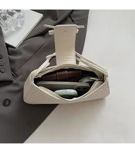 Vue intérieure montrant la grande capacité de rangement du sac baguette blanc tissé