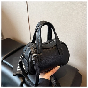 Vue détaillée d'un sac à main Boston en cuir noir grainé avec bandoulière et ferrures argent