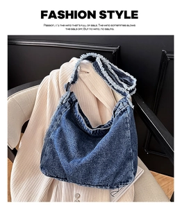 Dettaglio della borsa tote in denim blu scuro con frange e morbida texture vintage