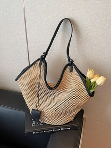 Grand sac cabas en paille tressée beige avec bandoulières en cuir noir et breloque décorative