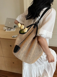 Grand sac cabas en paille tressée avec bordures en cuir noir pour vacances d'été