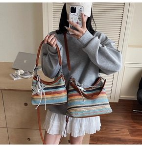 Détail du sac de plage tissé à rayures colorées avec étoile et anses en PU marron