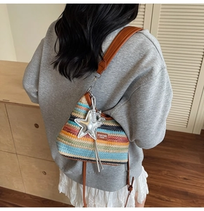 Détail du sac de plage tressé arc-en-ciel avec bandoulière en cuir et breloque étoile