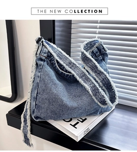 Vista dettagliata della borsa tote in denim blu con bordi sfrangiati bianchi e tasca