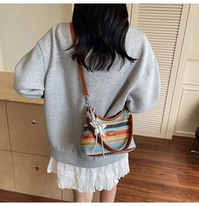 Détails de texture du sac de plage tissé à rayures multicolores et bandoulière en cuir