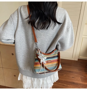 Détail d'un sac de plage tissé coloré avec bandoulière en cuir et pendentif étoile