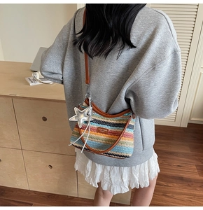 Détail du sac bandoulière tissé coloré avec un pendentif étoile et une bandoulière