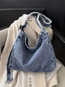 Borsa a tracolla retrò in denim lavato con bordi sfrangiati e tracolla larga regolabile