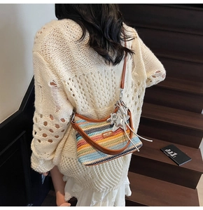 Détail du sac de plage en raphia multicolore avec bandoulière en cuir et charm étoile