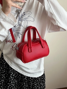Sac à main rouge élégant en similicuir grainé avec bandoulière au style minimaliste pour femme