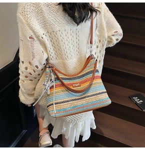 Gros plan détaillé d'un sac de plage tissé coloré avec bandoulière en cuir et étoile