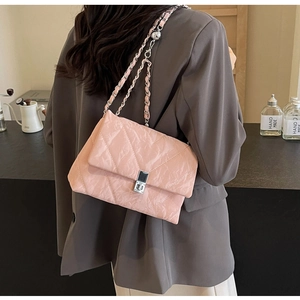 Borsa rosa trapuntata con tracolla a catena d'argento e chiusura a girello in metallo