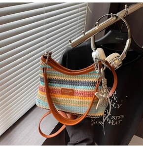 Détail du sac de plage tressé arc-en-ciel avec pendentif étoile argentée élégant