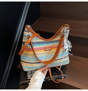 Détail macro du tissage en paille multicolore avec bandoulière en cuir et pendentif étoile