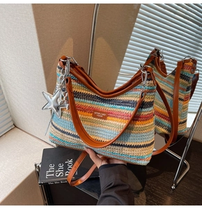 Détail du sac de plage tissé à rayures colorées avec anses en cuir et breloque étoile