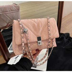 Dettaglio borsa a tracolla rosa texture marmo con catena argento e chiusura in metallo
