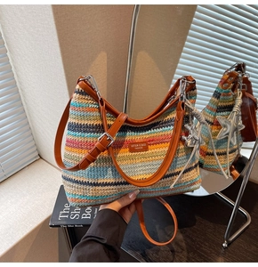 Détail du sac de plage tissé coloré avec bandoulière en cuir et breloque en étoile