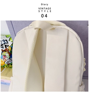 Détail des poignées du sac à dos et des bretelles en maille rembourrées sur nylon crème