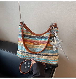 Gros plan du sac hobo tissé à rayures multicolores avec poignées en cuir marron et étoile
