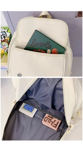 Détail du sac à dos blanc crème montrant la poche extérieure et les compartiments internes