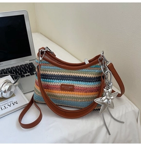 Détail du sac de plage tressé avec poignée en cuir et grand pendentif étoile en argent