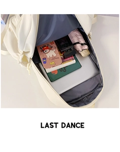 Vue détaillée de l'intérieur du sac à dos montrant le rangement d'un ordinateur