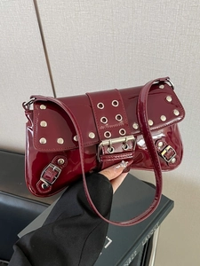 Bolso de Axila para Mujer de Piel Charol Estilo Punk Y2K Bolso de Hombro Vintage con Remaches y Hebilla Rojo Negro PU