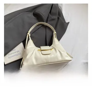 Détails d'un sac à main blanc plissé en cuir avec boucle métallique dorée