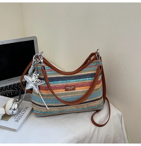 Détail du sac à bandoulière tissé coloré avec lanière en cuir et breloque étoile argentée