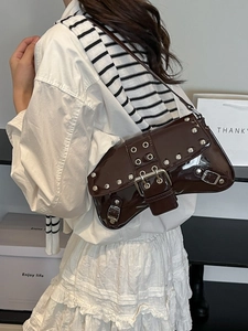 Bolso de hombro chic en charol marrón oscuro con remaches y un estilo punk