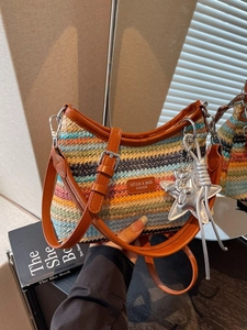 Sac de plage tissé chic aux rayures colorées avec bandoulière en cuir brun et pendentifs