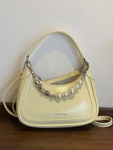 Schicke beige Halbmond-Hobo-Tasche mit Perlen-Herz-Kette und verstellbarem Riemen