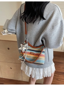 Sac bandoulière en paille à rayures colorées style bohème avec garniture en cuir