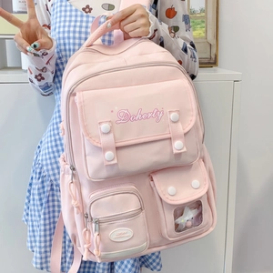 Gros plan du sac à dos rose avec boutons blancs, broderies et multiples poches fonctionnelles
