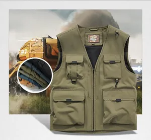 Détails du gilet de pêche vert armée montrant les poches cargo et les anneaux en D