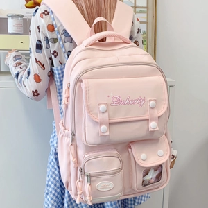 Gros plan d'un sac à dos rose avec broderie Doherty et multiples poches de rangement
