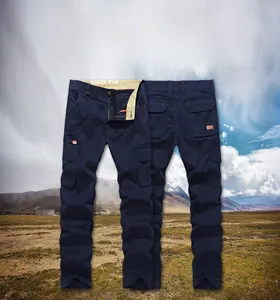 Détail du pantalon cargo bleu marine avec de multiples poches et une ceinture mode