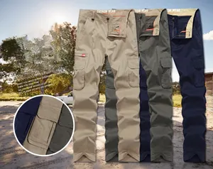 Détail du pantalon cargo montrant le design multi-poches et la coupe droite en kaki