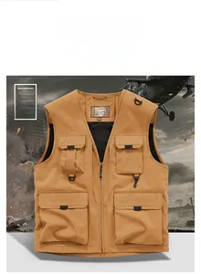 Détail du gilet de pêche outdoor caramel avec poches multiples et anneaux en D robustes