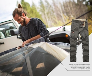 Détails du pantalon cargo d'extérieur avec poches multiples et tissu olive robuste