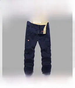 Détail du pantalon cargo bleu marine avec tissu résistant et poches latérales plaquées