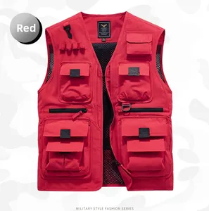 Détail du gilet tactique rouge avec poches multiples et doublure en maille aérée