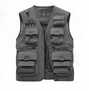 Détail de la veste de pêche gris foncé montrant les poches tactiques et la doublure mesh