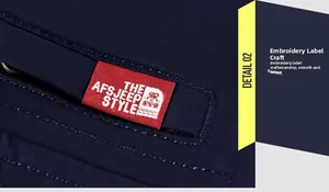 Gros plan de l'étiquette tissée rouge sur le tissu bleu marine du pantalon cargo