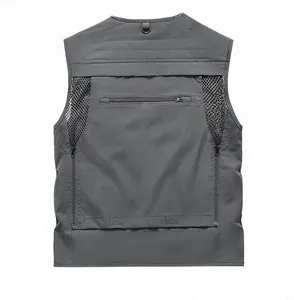 Détail du dos de la veste tactique gris foncé avec mesh respirant et grande poche zippée