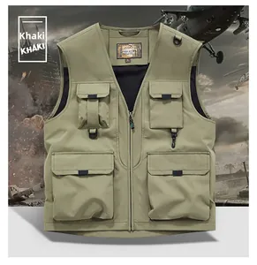 Détail d'un gilet tactique kaki avec poches multiples et anneaux fonctionnels