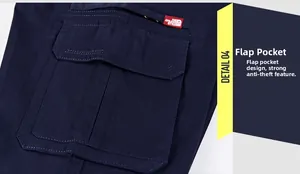 Détail des poches latérales à rabat renforcé sur un pantalon cargo bleu marine