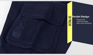 Détail de la poche cargo bleu marine avec broderie sur le pantalon décontracté