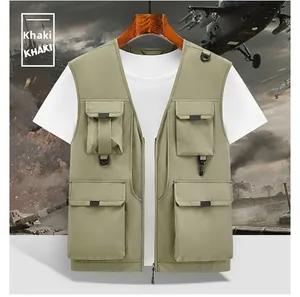 Vue détaillée du gilet de pêche kaki avec plusieurs poches tactiques et anneaux en D
