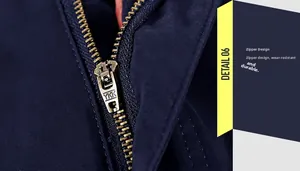 Détail de la fermeture éclair métallique YKK sur le pantalon cargo bleu marine